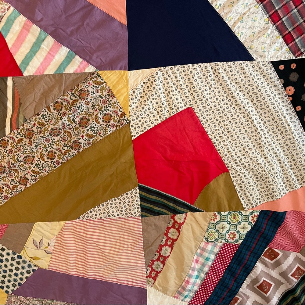 Patchwork Quilt with Multicolor Design - Picture 7 of 16